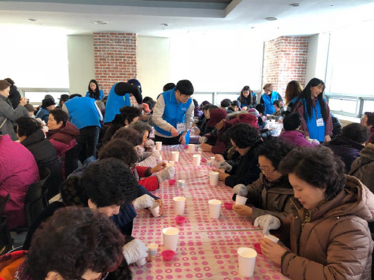 수원대학교 사회봉사센터는 지난 설 명절을 맞아 화성시 봉담읍에 거주하는 지역민을 초청해 '설맞이 떡국 나눔 잔치'를 가졌다고 21일 밝혔다. 올해로 두 번째 진행된 이번 프로그램은 수원대 사회봉사센터와 늘품 총학생회가 나눔이라는 주제로 화성시에 거주하는 독거노인 및 어르신 134명을 초청해 떡국 등을 대접했다. 수원대 제공